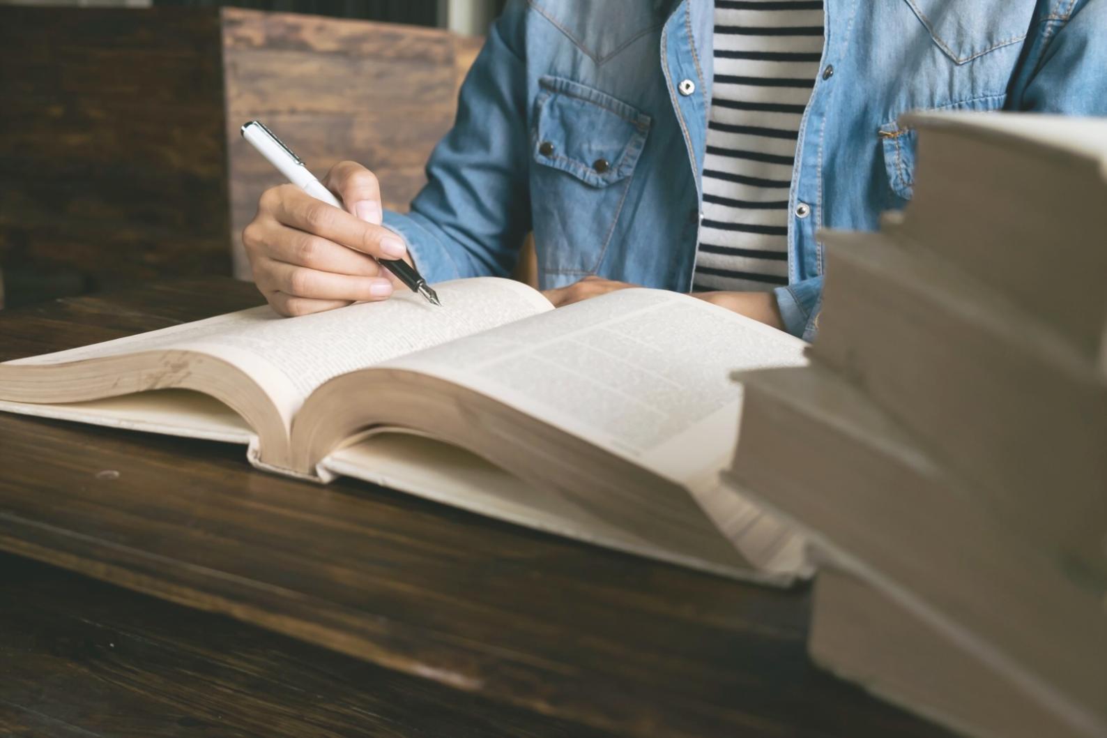 Étudiant travaillant sur des analyses financières avec des graphiques et données à l'écran